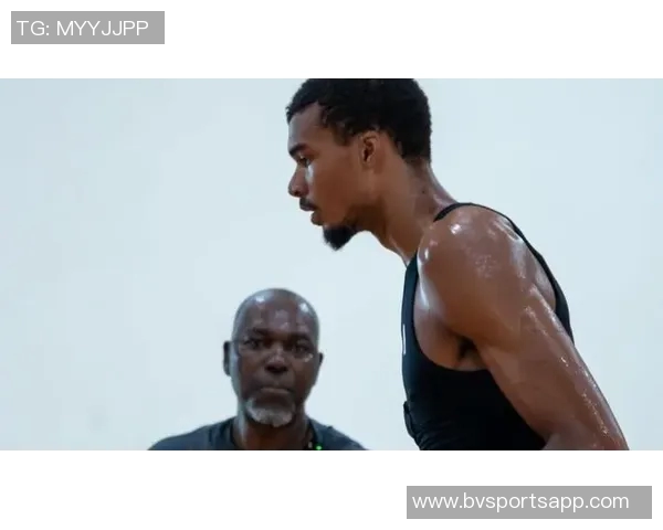 奥拉朱旺称赞文班独特投篮技巧难以防守旋转多样性令人惊叹