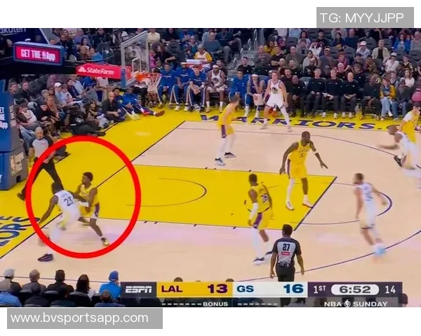 追梦精准传球布朗尼外线助攻库里高弧度三分球如虹命中