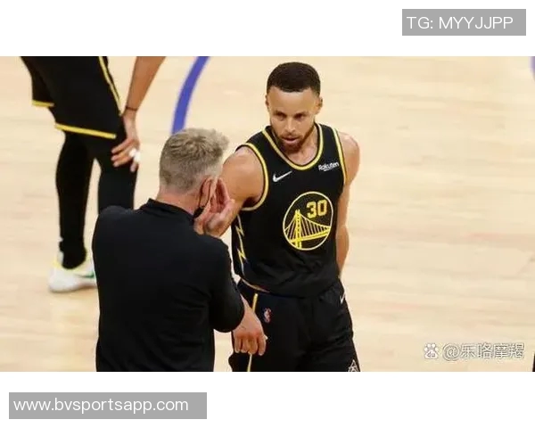 科尔称赞库里是球队核心一切战术围绕他展开 科尔称赞库里是球队核心一切战术围绕他展开