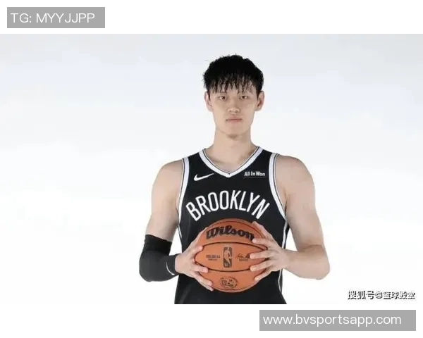 蔡老板昨晚与曾凡博击掌鼓励并嘱咐教练多给予他上场机会