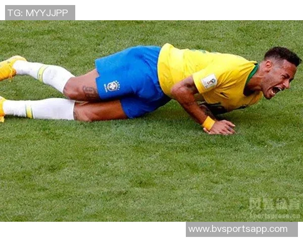 内马尔遭遇无接触拉伤痛苦倒地队医紧急救治后顽强回归赛场 内马尔遭遇无接触拉伤痛苦倒地队医紧急救治后顽强回归赛场