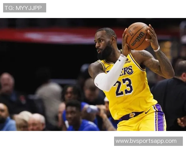 詹姆斯防守态度敷衍对湖人造成伤害球迷感到痛苦与失望